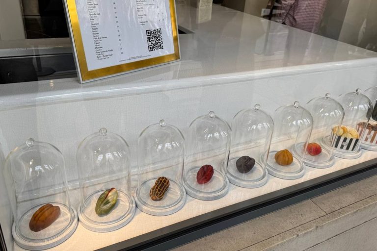 Pâtisseries en trompe-l'œil en forme de fruits de Cédric Grolet Opéra à Paris