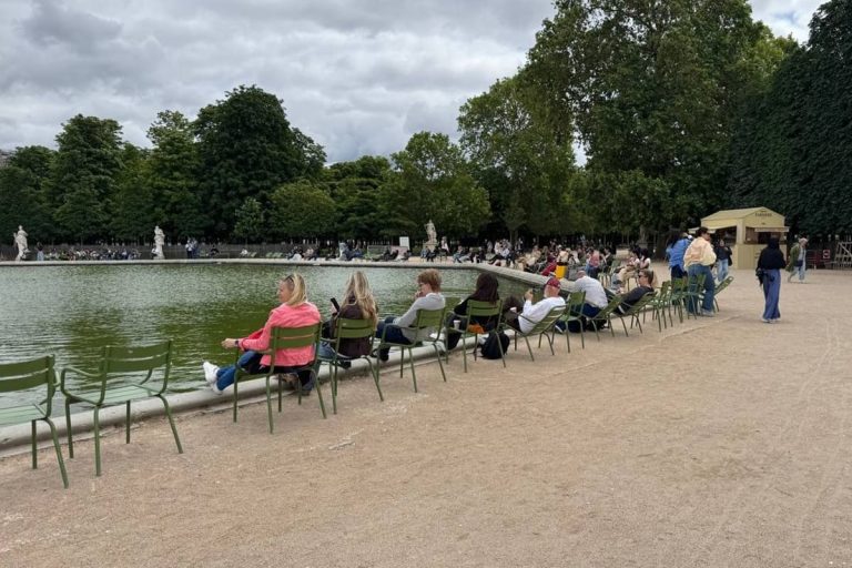Chaises vertes emblématiques autour du grand bassin du Jardin des Tuileries à Paris